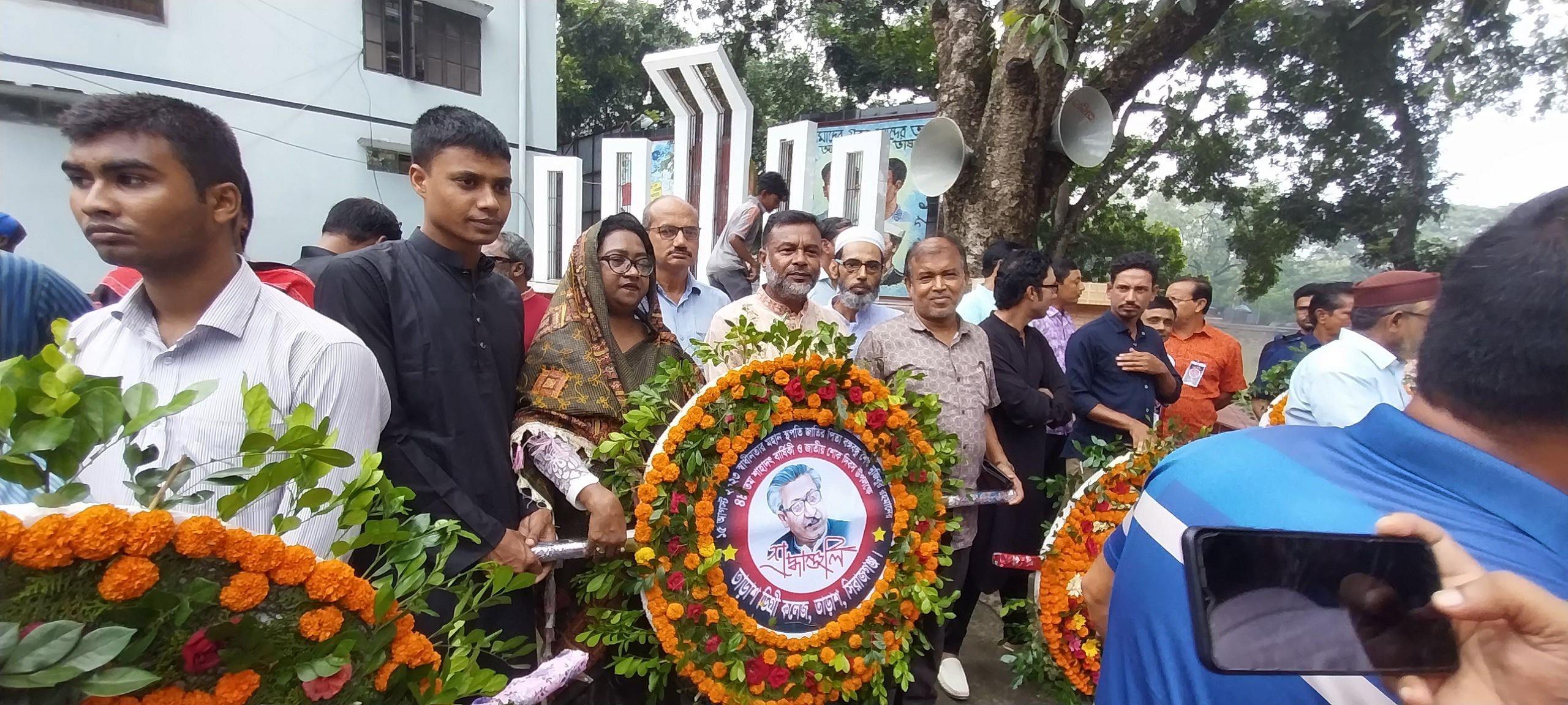 ১৫ আগষ্বট ঙ্গবন্ধুর মুরালে পুশ্পস্তবক অর্পন