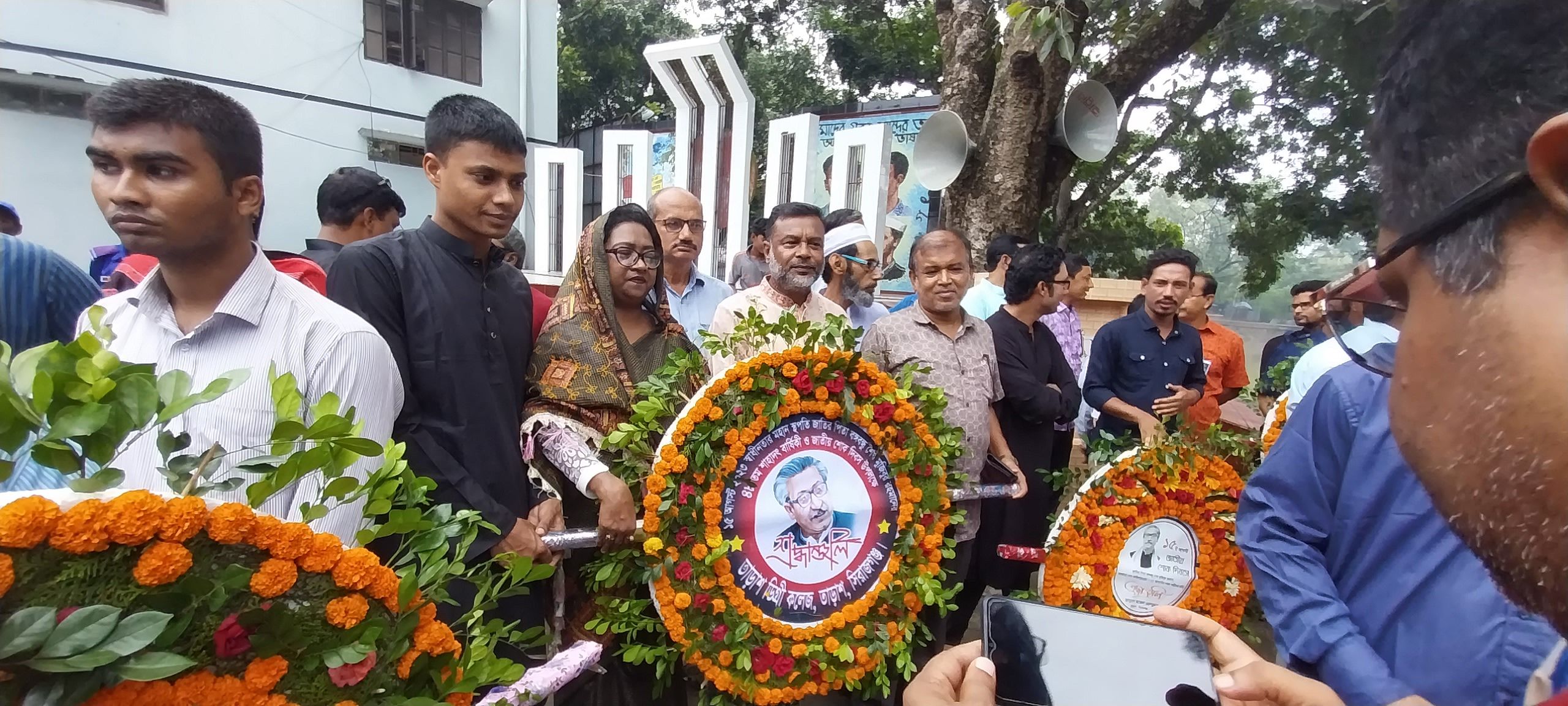 ১৫ আগষ্বট ঙ্গবন্ধুর মুরালে পুশ্পস্তবক অর্পন