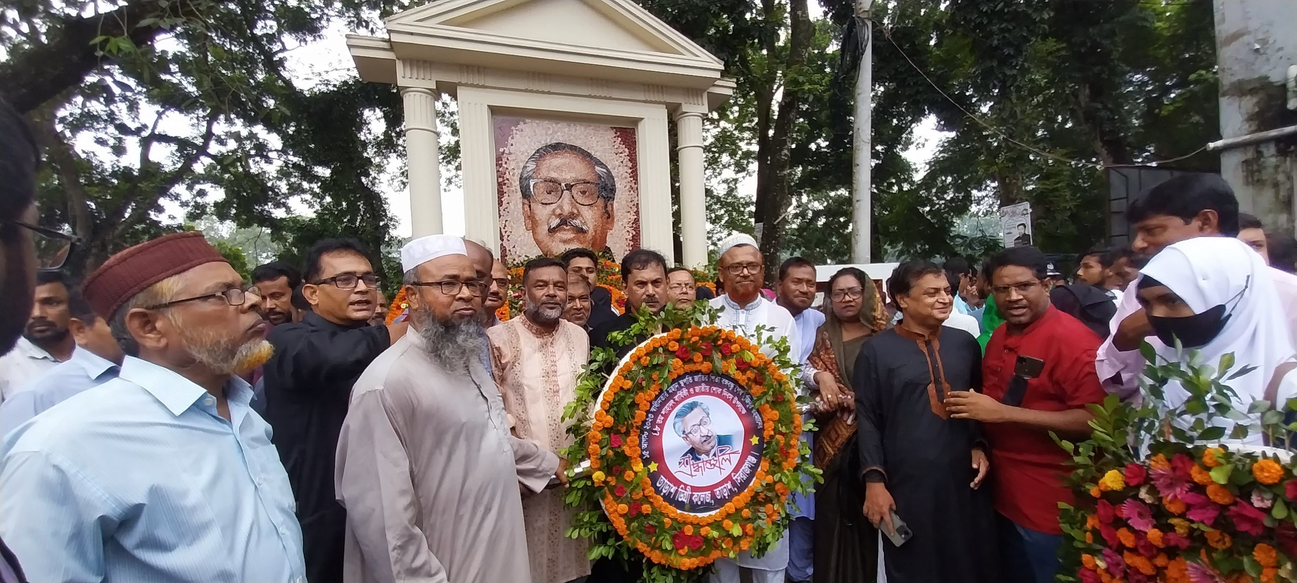 ১৫ আগষ্বট ঙ্গবন্ধুর মুরালে পুশ্পস্তবক অর্পন