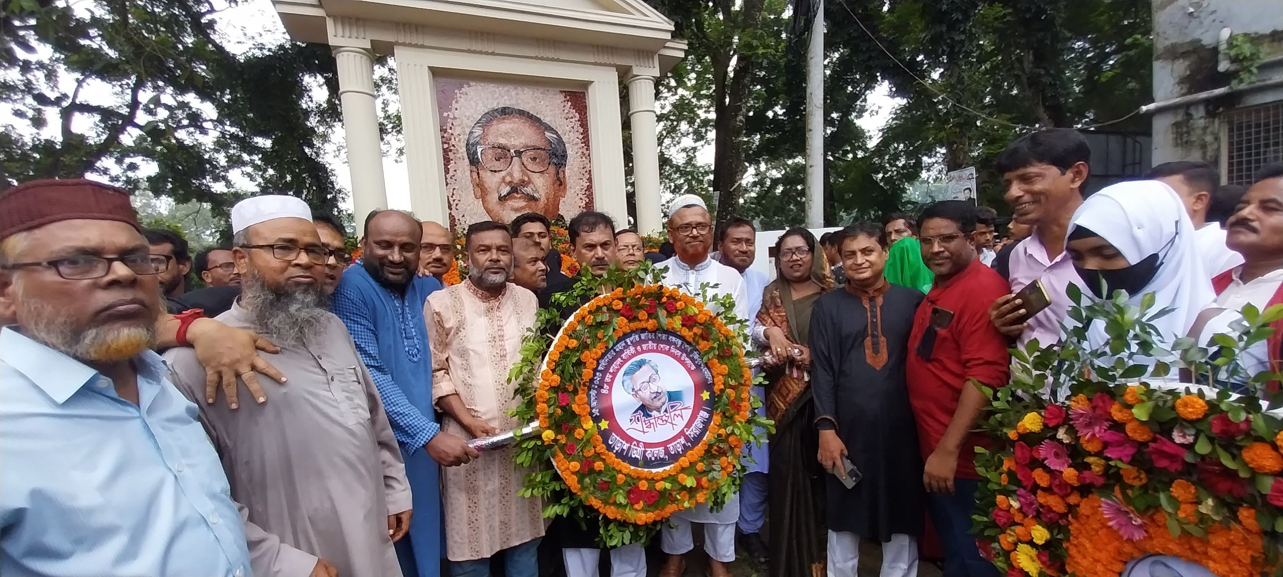 ১৫ আগষ্বট ঙ্গবন্ধুর মুরালে পুশ্পস্তবক অর্পন