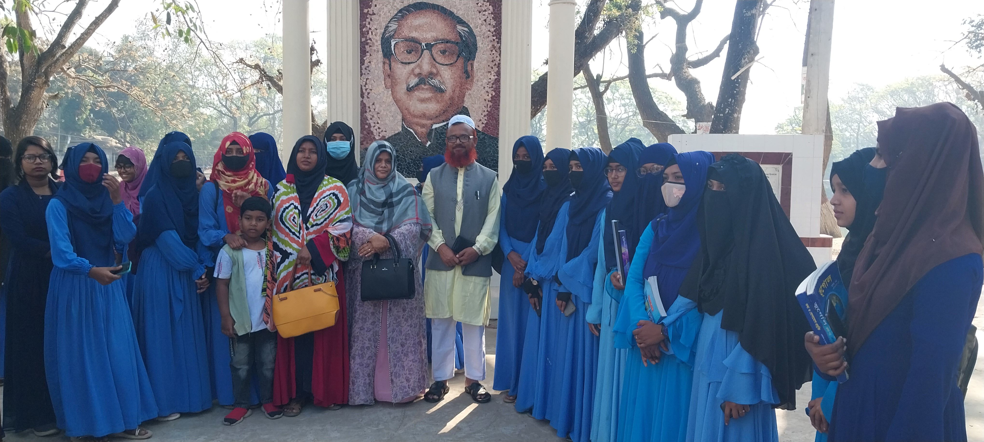 বঙ্গবন্ধুর প্রতিকৃতিতে পুশ্পস্তবক অর্পন