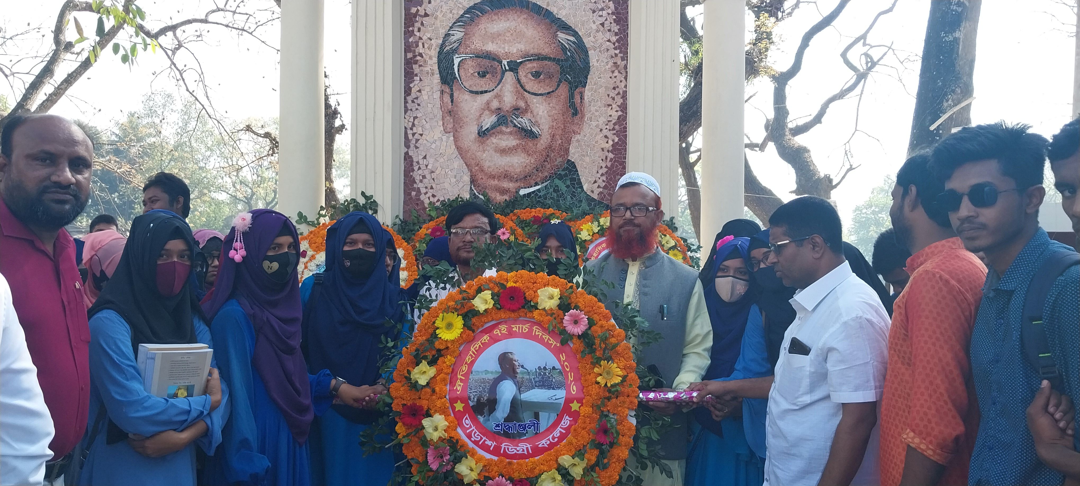 বঙ্গবন্ধুর প্রতিকৃতিতে পুশ্পস্তবক অর্পন